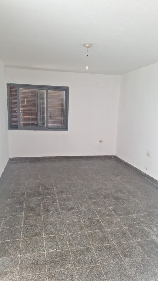 Parque Latino! Alquiler casa 3 dormitorios 2 baños con Patio, muy amplia!