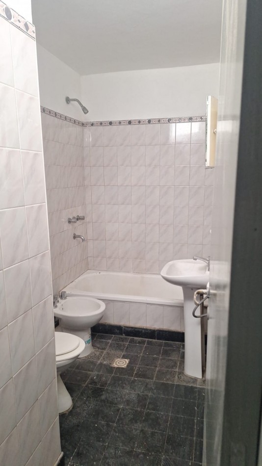 Parque Latino! Alquiler casa 3 dormitorios 2 baños con Patio, muy amplia!